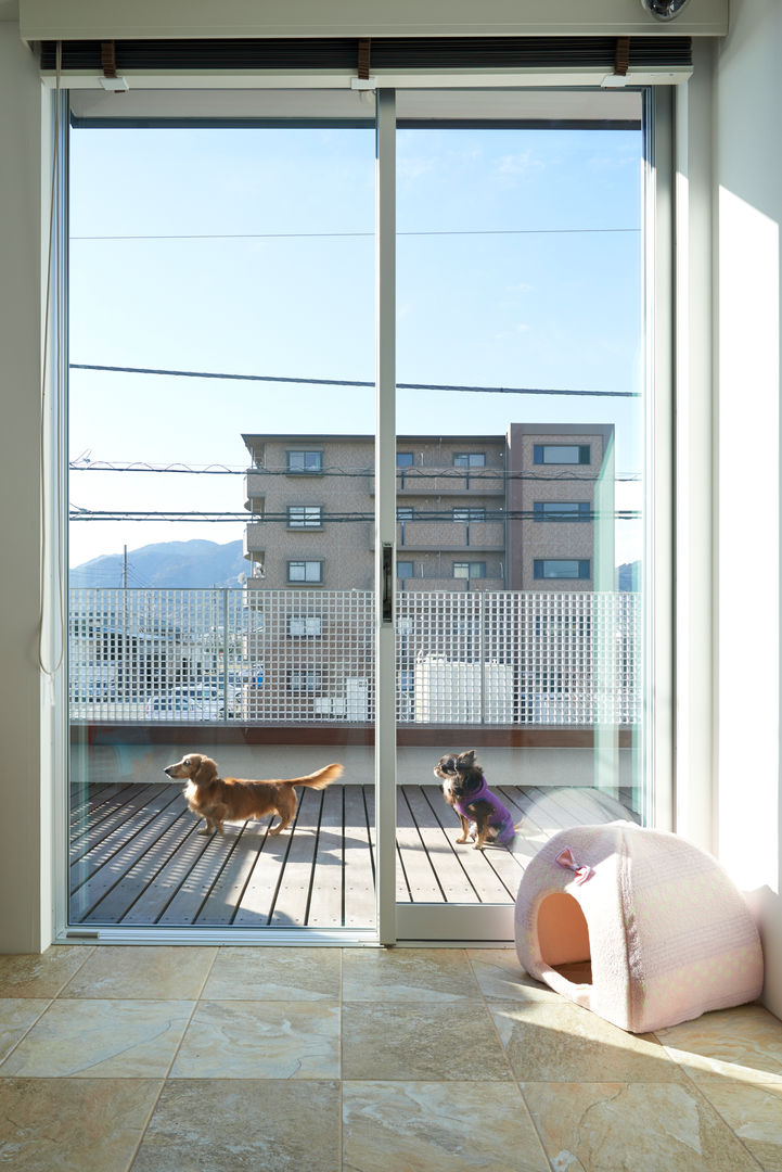 富士を望む家, 佐賀高橋設計室／SAGA + TAKAHASHI architects studio 佐賀高橋設計室／SAGA + TAKAHASHI architects studio Ausgefallener Balkon, Veranda & Terrasse