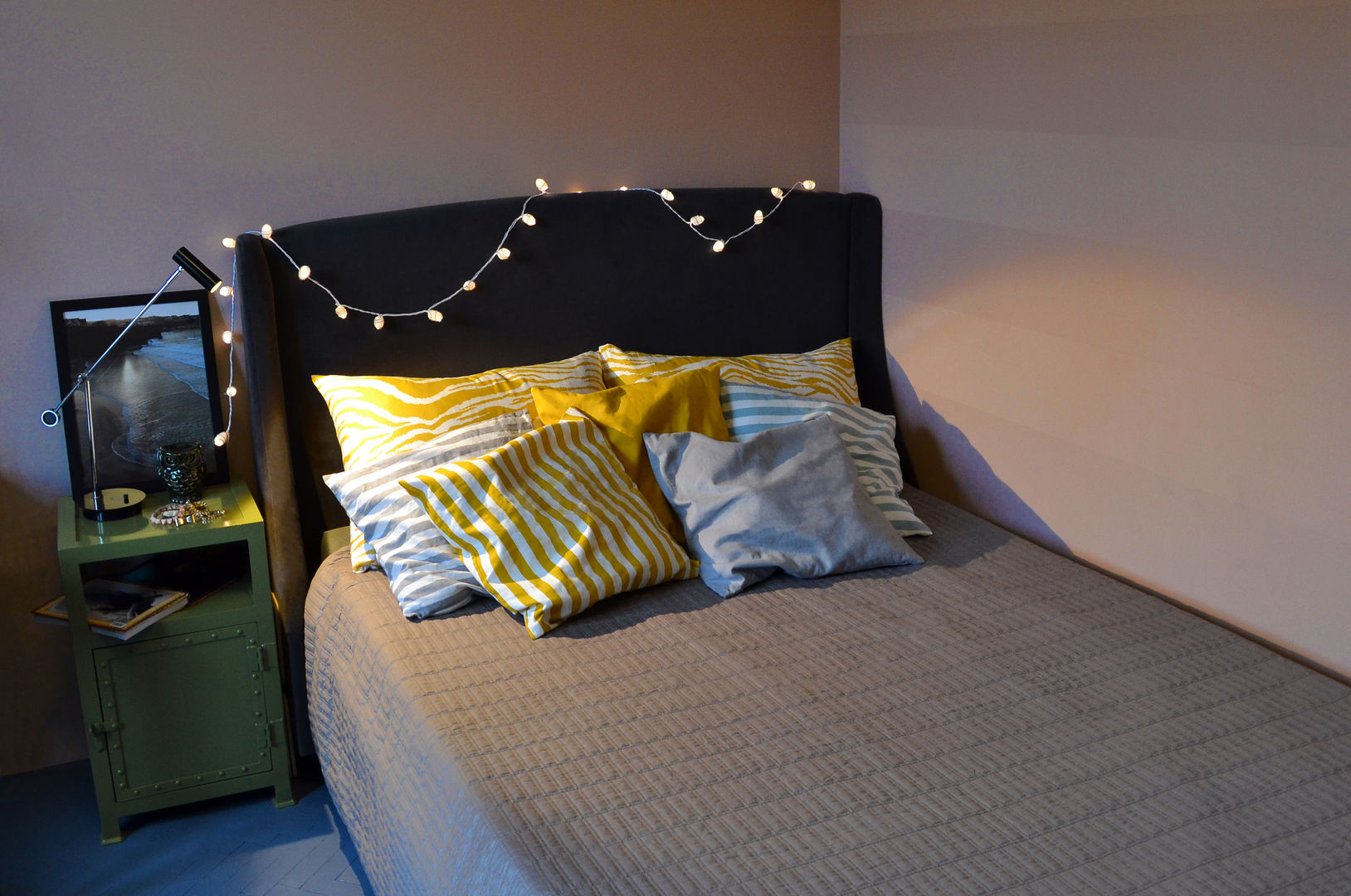 Upholstered bed homify Spa de estilo ecléctico bed,upholstered,cozy