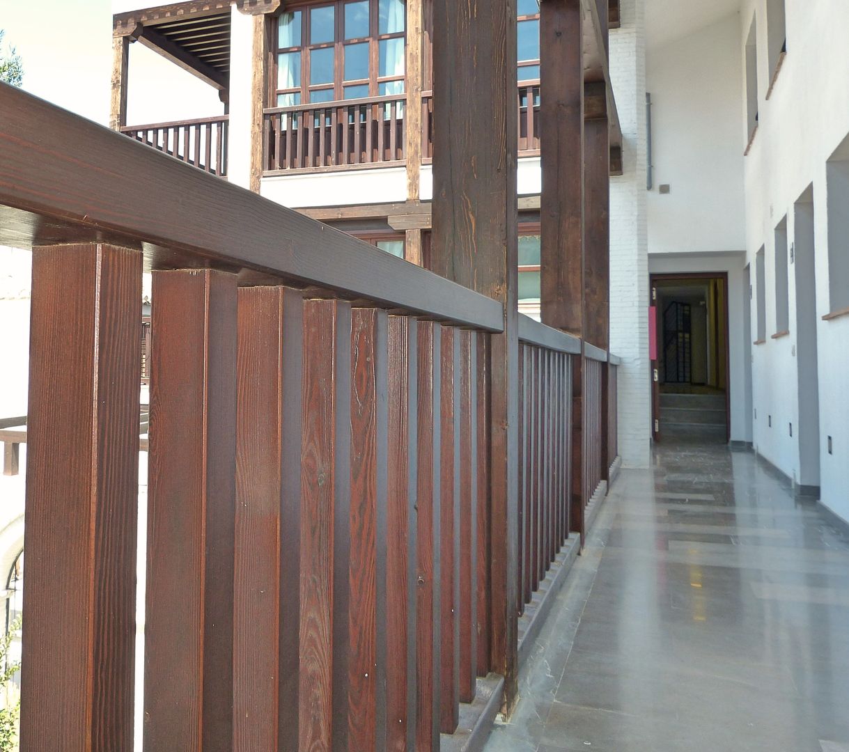 Baranda de madera homify Balcones y terrazas rústicos Mobiliario