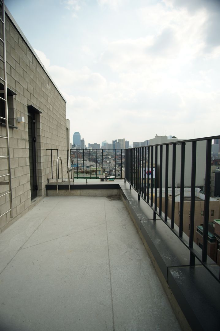 homify Balcones y terrazas de estilo rústico