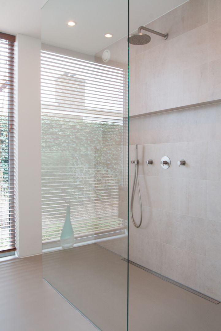 Inloopdouche met zicht op tuin Architect2GO Moderne badkamers Tegels gietvloer,glasscherm,tegelwand,nis,stortdouche