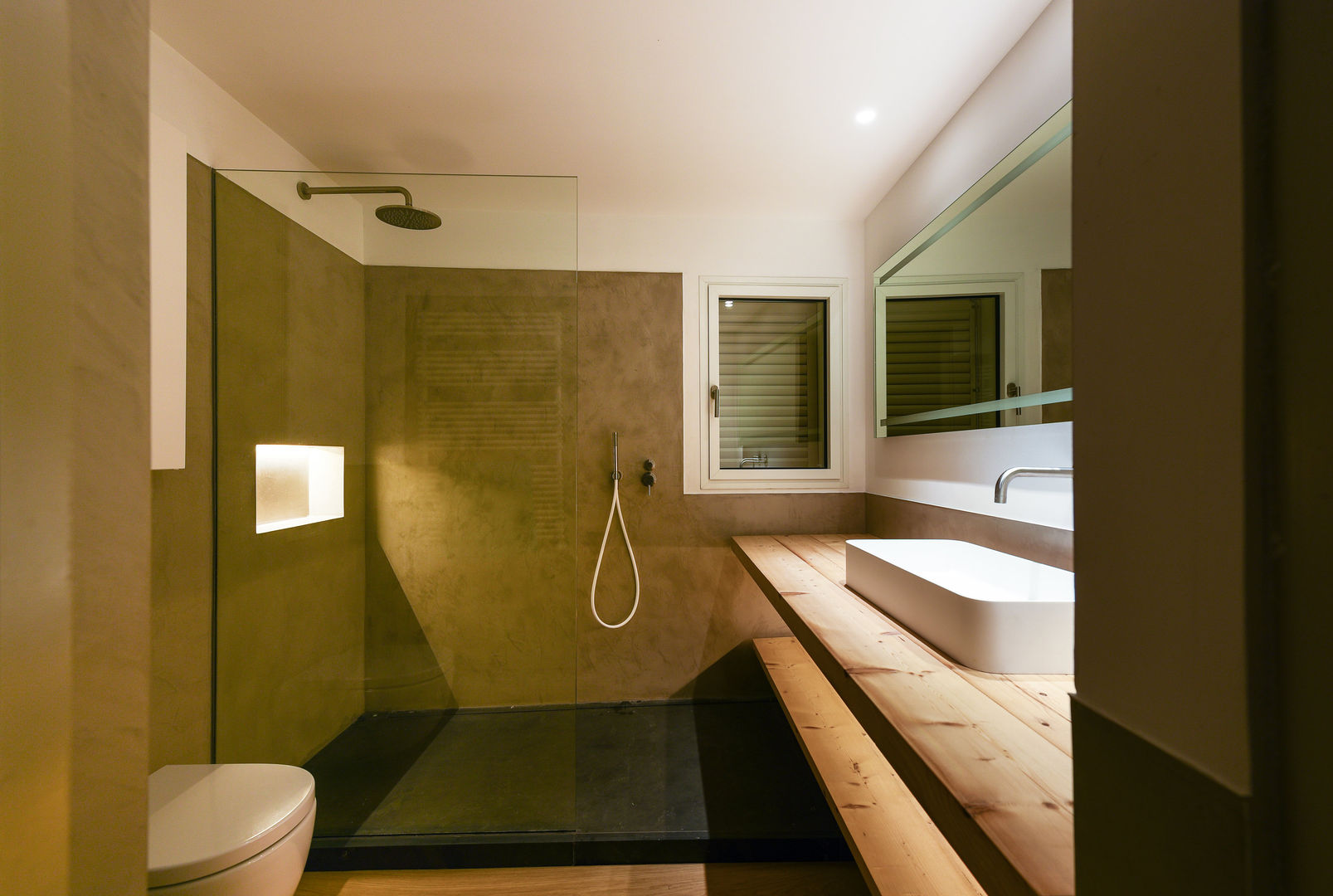 Baño principal de la vivienda Aina Deyà _ architecture & design Baños de estilo mediterráneo Pizarra