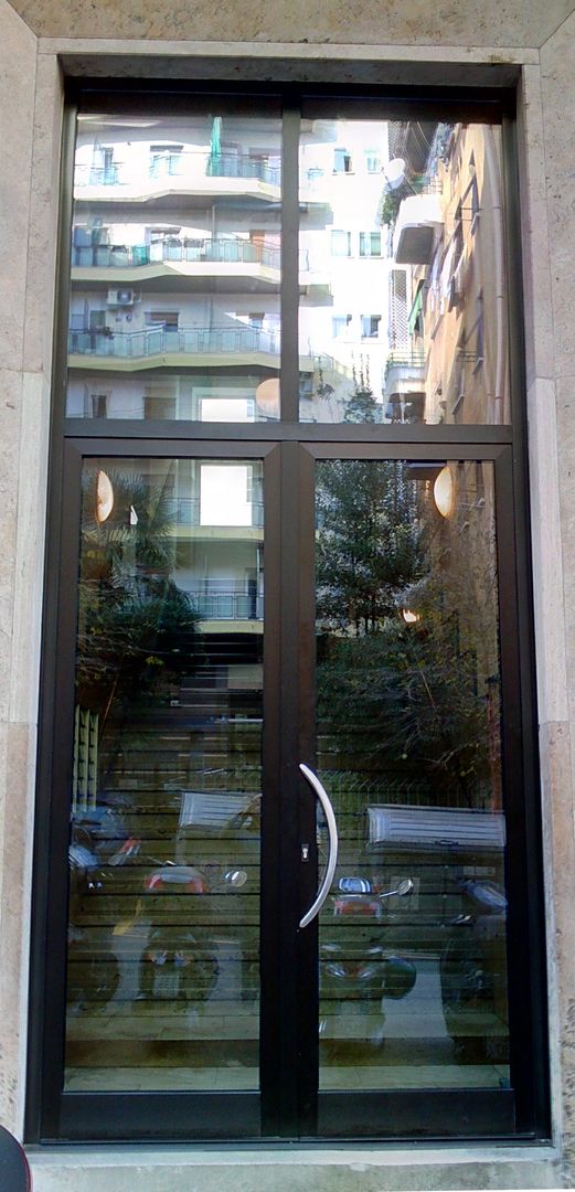 Trieste Portone Condominio, CaldoRisparmio CaldoRisparmio Puertas y ventanas de estilo moderno Aluminio/Cinc