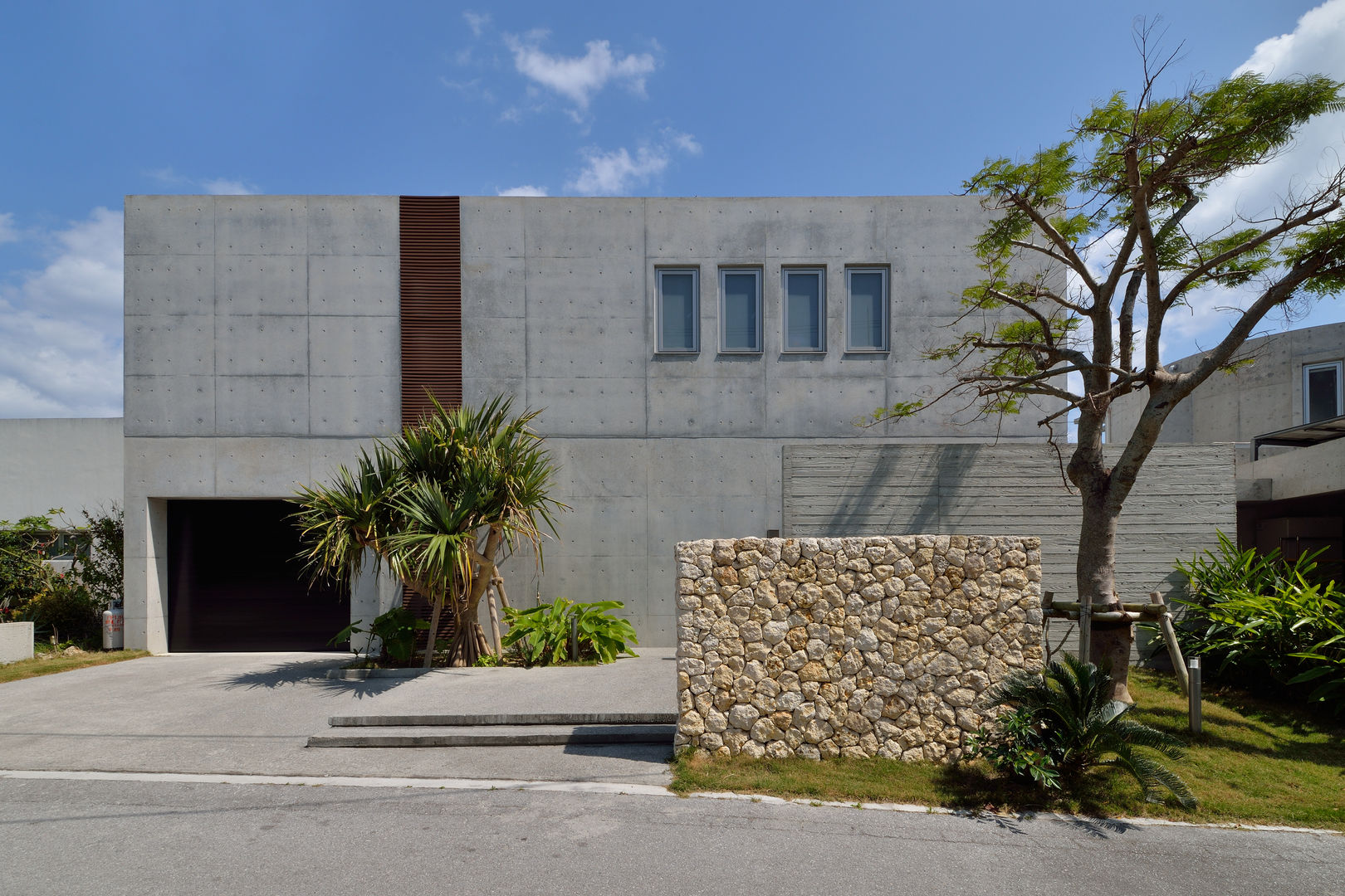 Nt-house, 門一級建築士事務所 門一級建築士事務所 Casas de estilo tropical Hormigón