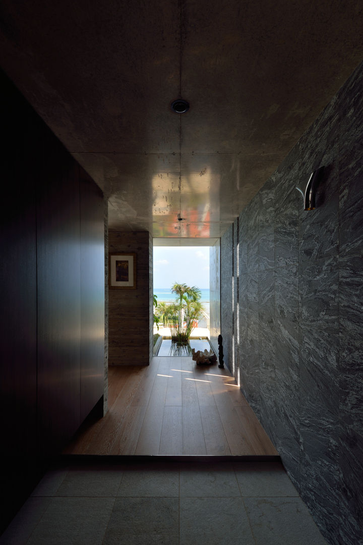 Nt-house, 門一級建築士事務所 門一級建築士事務所 Tropical corridor, hallway & stairs Granite