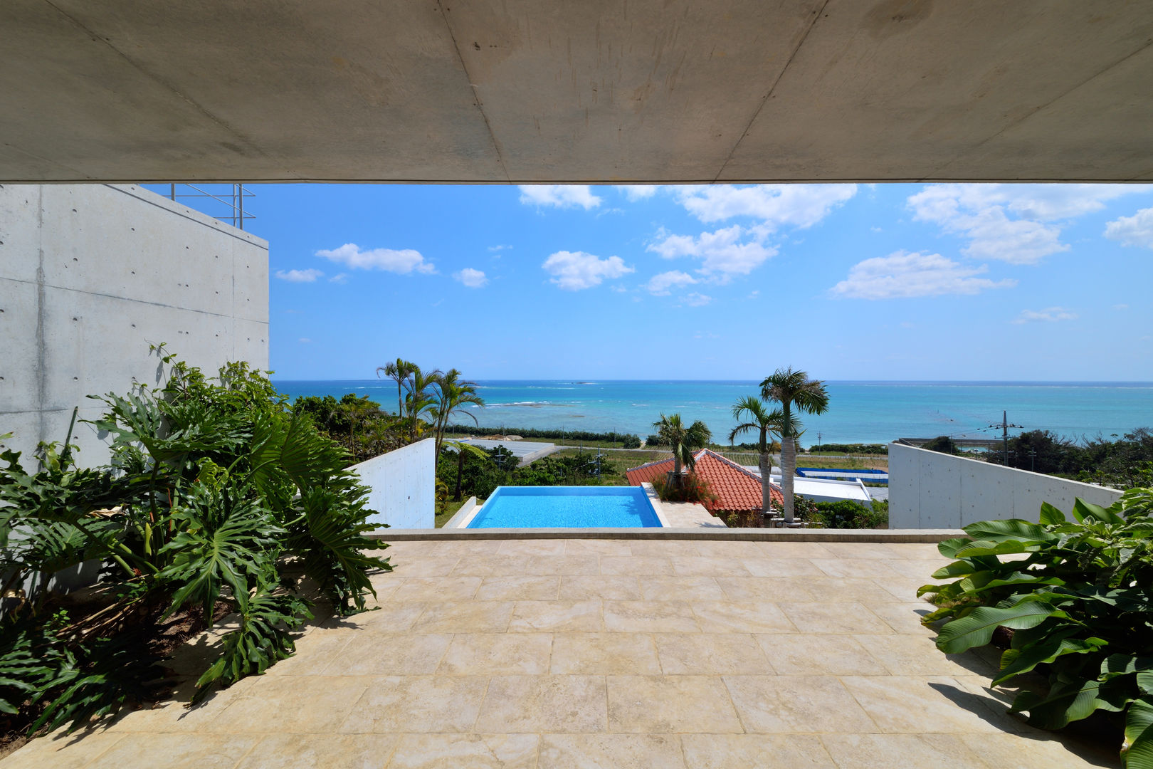 Nt-house, 門一級建築士事務所 門一級建築士事務所 Balcones y terrazas de estilo tropical Azulejos