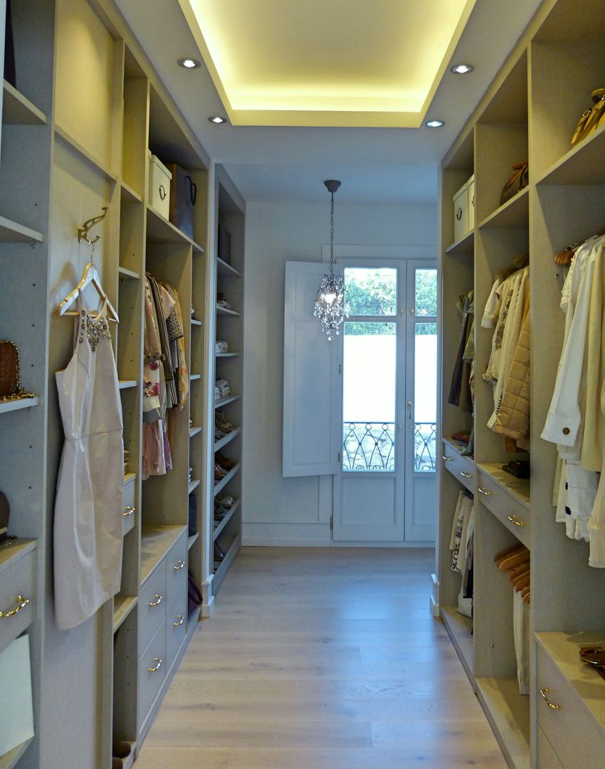 homify Classic style dressing room Wardrobes & drawers