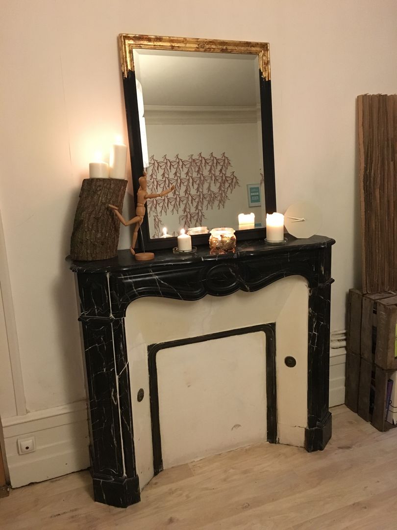 Un miroir, une cheminée, Alexa Cavellec Alexa Cavellec غرفة المعيشة Accessories & decoration