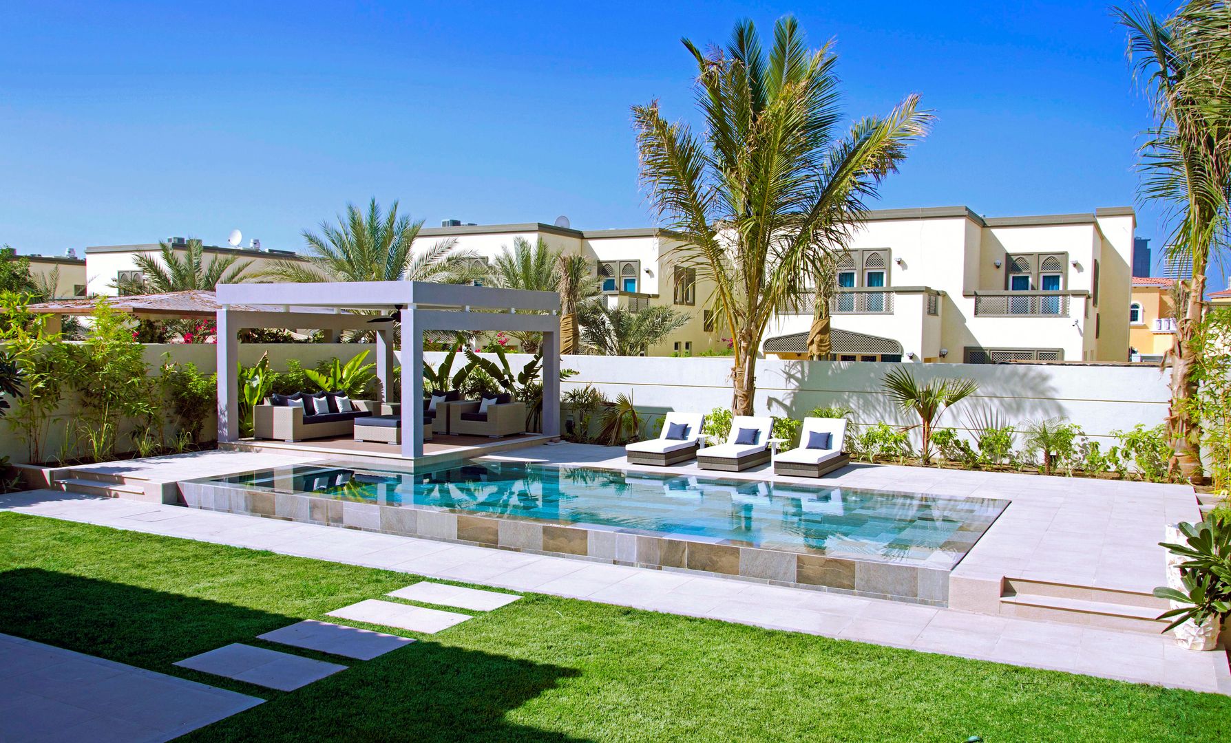 Infinity pool in Italian porcelain tiles Xterior Landscaping and Pools Nowoczesny basen swimming pool Dubai,landscape,design