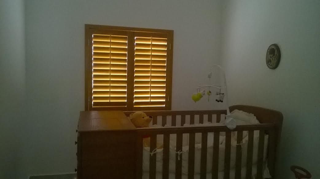 Shutter para cuarto de bebé, Whitewood Shutters Whitewood Shutters Kolonialne okna i drzwi Rolety i żaluzje