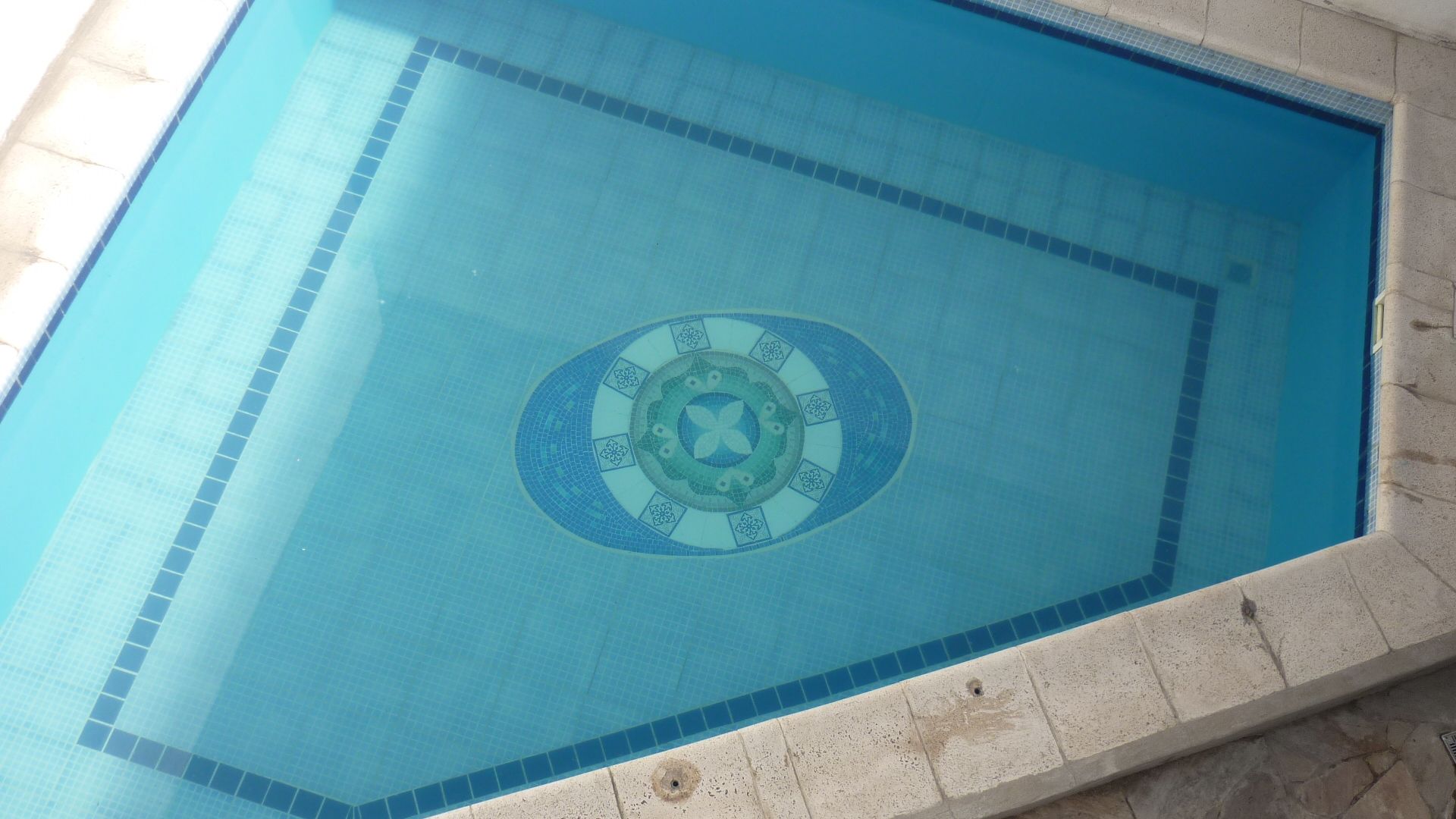 Mosaiquismo en fondo de piscina, Mosa Y Quito Mosa Y Quito モダンスタイルの プール