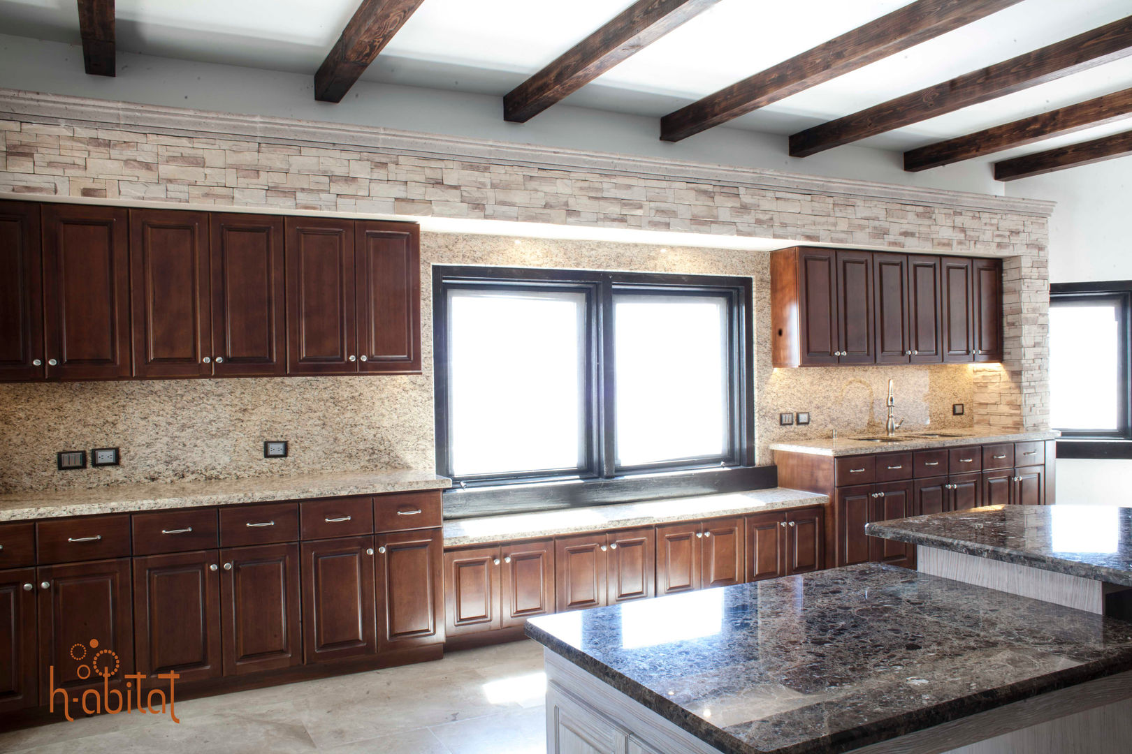 Cocina Campestre, H-abitat Diseño & Interiores H-abitat Diseño & Interiores Kitchen Stone