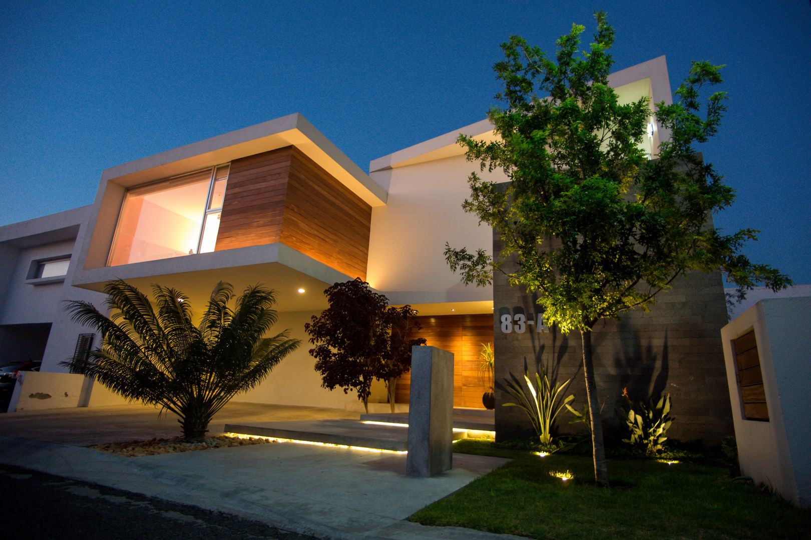 Fachada iluminada AParquitectos Casas modernas: Ideas, diseños y decoración