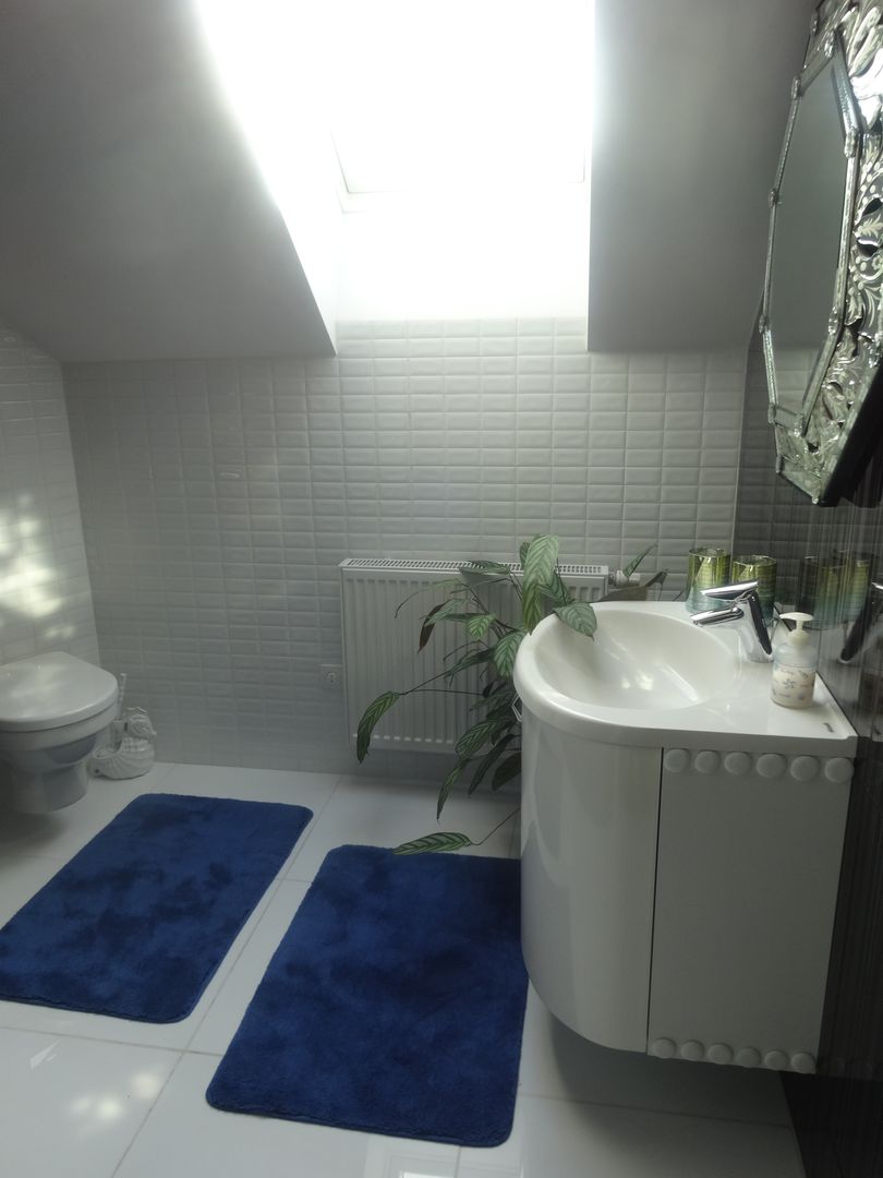 Spare bahtroom homify 클래식스타일 욕실 세라믹 bathroom,bathroom sink,bathroom mirror,small bathroom