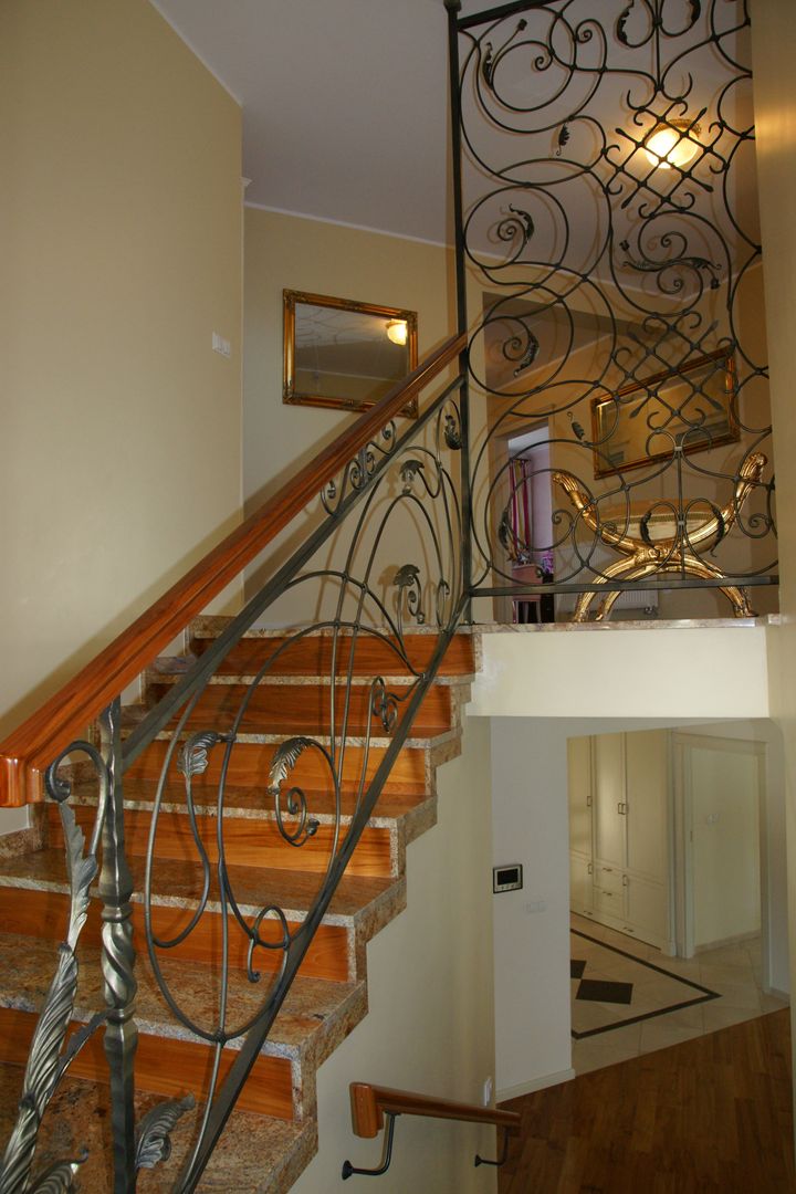 Marble staircase with cast iron balustrade homify راهرو سبک کلاسیک، راهرو و پله حديد balustrade,stairs,marble,antique furniture