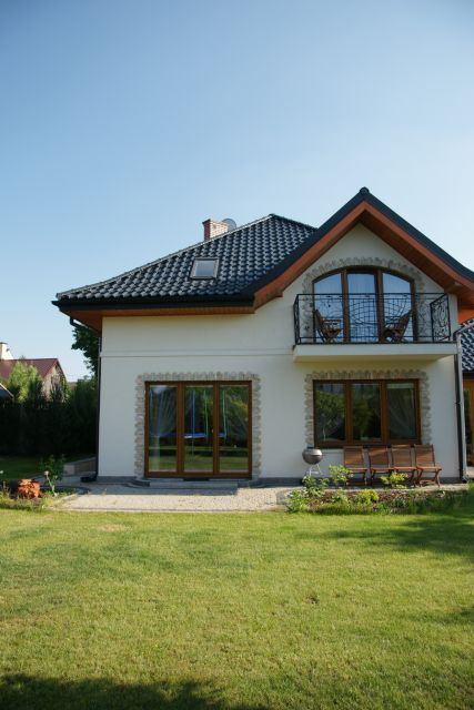 Rear exterior and garden homify Дома в классическом стиле Кирпичи garden,sliding door,bifold foor,balcony,pitched roof