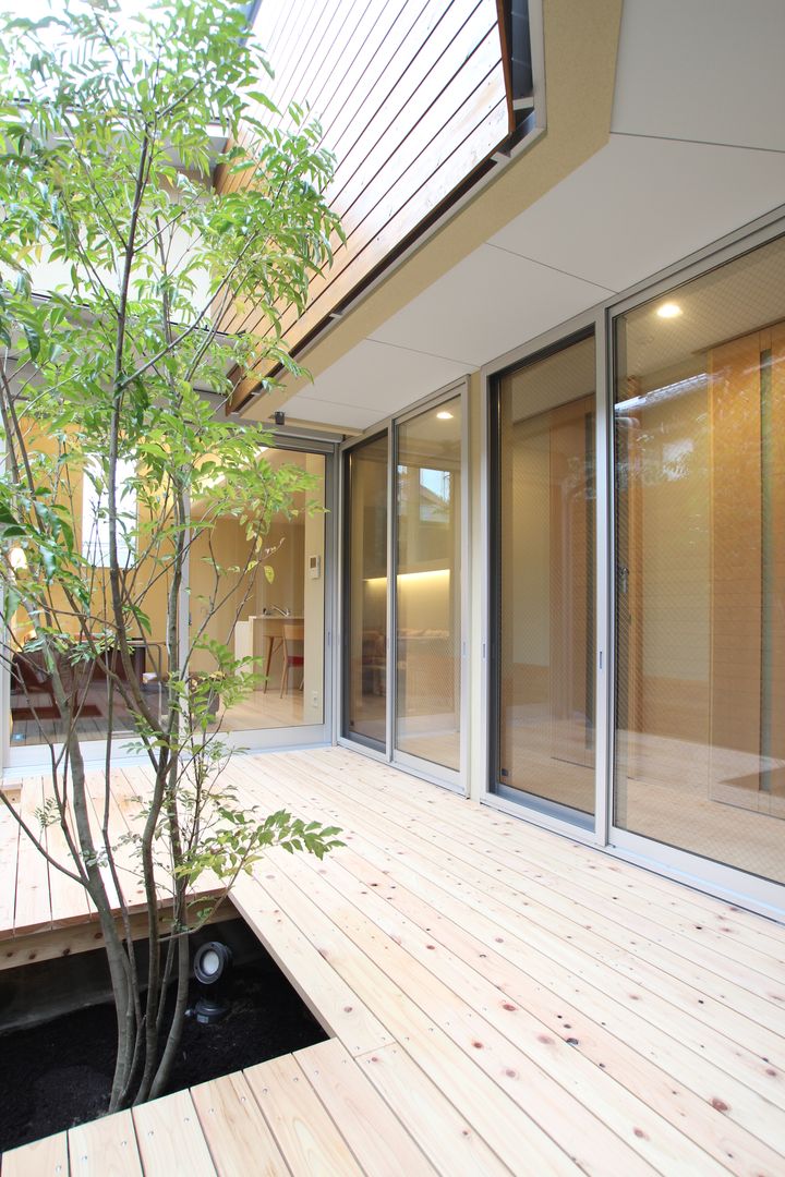 中庭とビルトインガレージのある家, ＡＴＳ造家設計事務所 ＡＴＳ造家設計事務所 حديقة خشب Wood effect