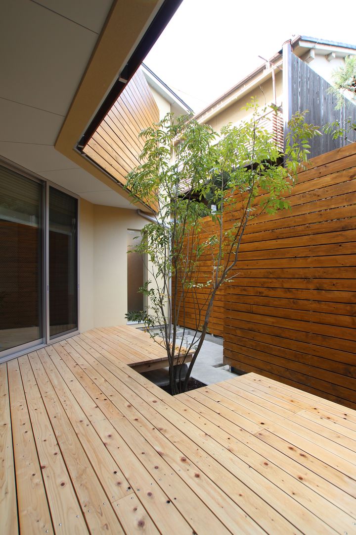 中庭とビルトインガレージのある家, ＡＴＳ造家設計事務所 ＡＴＳ造家設計事務所 Jardines de estilo moderno Madera Acabado en madera