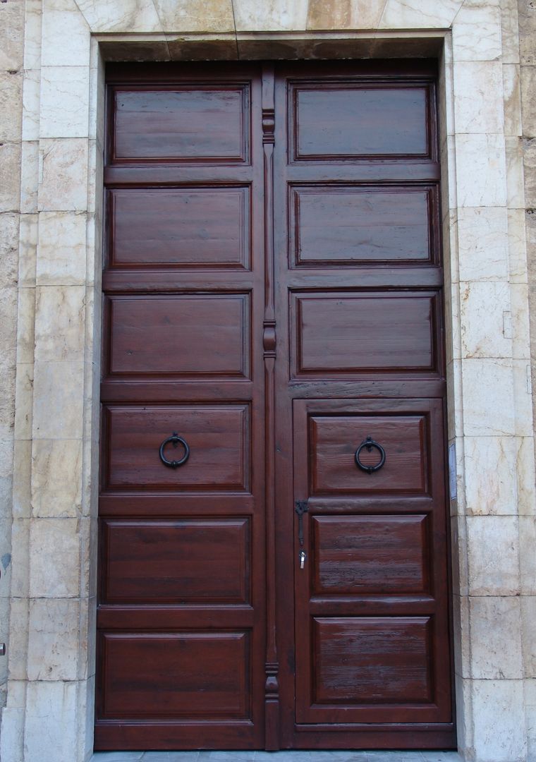 Algarinejo Iglesia portón restaurado homify Puertas estilo rústico Puertas