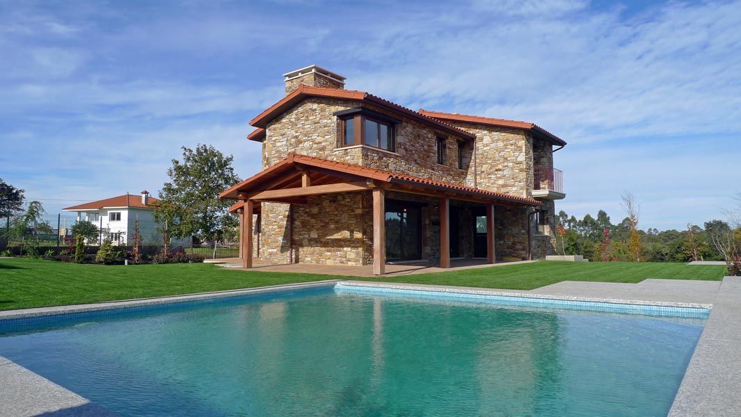 Una Casa estilo Cabaña con Paredes de Piedra, Jardines y Piscina!, AD+ arquitectura AD+ arquitectura Casas rústicas