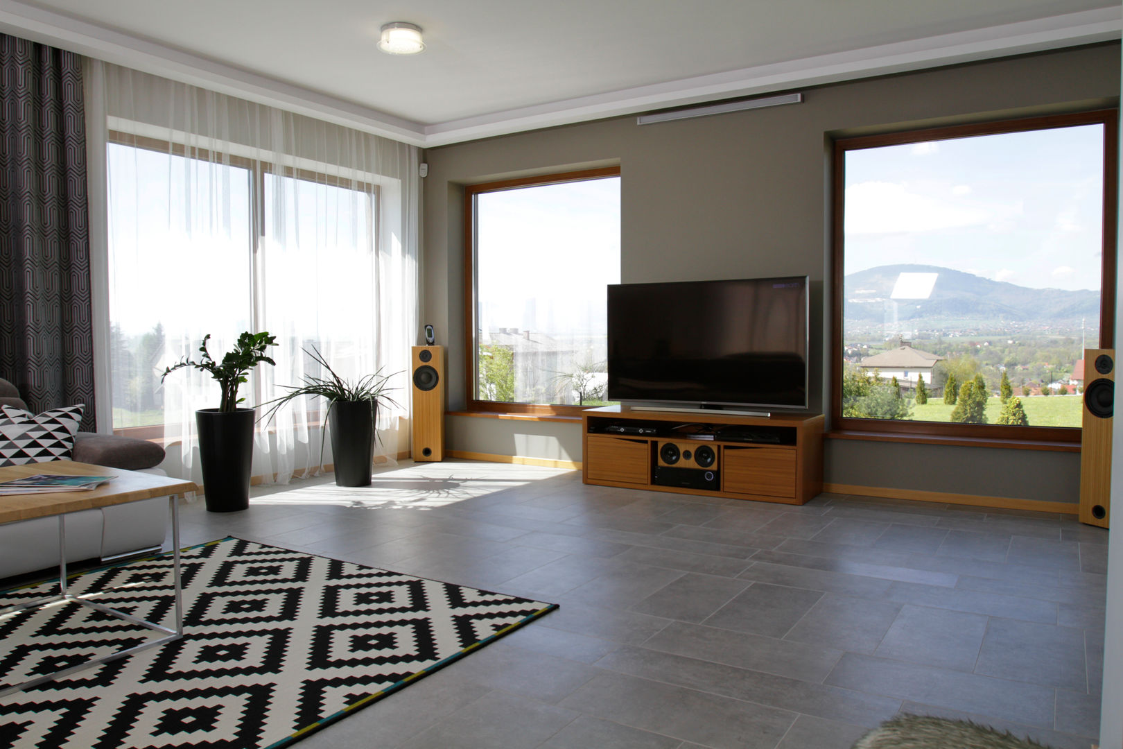 Modernistyczny dom w górach, in2home in2home Modern living room Tiles