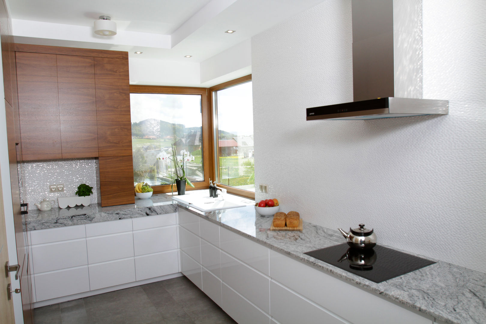 Modernistyczny dom w górach, in2home in2home Modern Mutfak Taş Beyaz