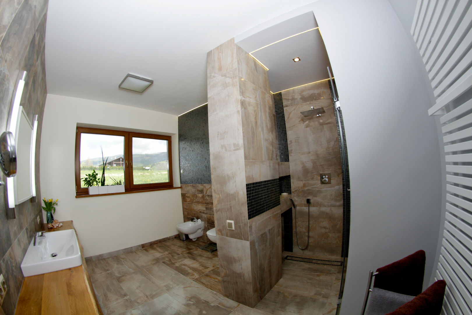 Modernistyczny dom w górach, in2home in2home 現代浴室設計點子、靈感&圖片 磁磚