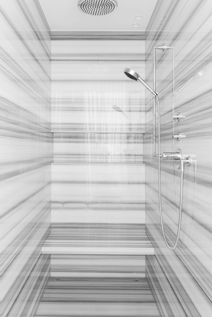 homify Modern bathroom Bathtubs & showers