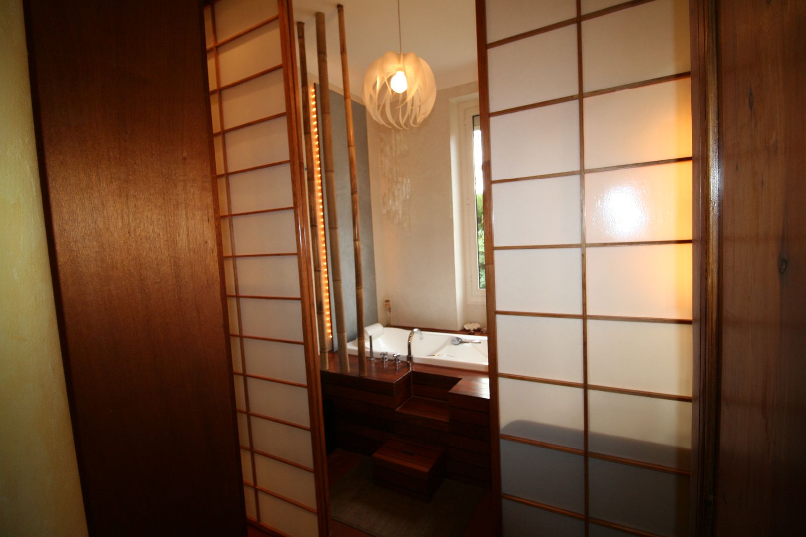 Salle de bain avec vue sur la verdure, LM Interieur Design LM Interieur Design Baños de estilo asiático Madera Acabado en madera