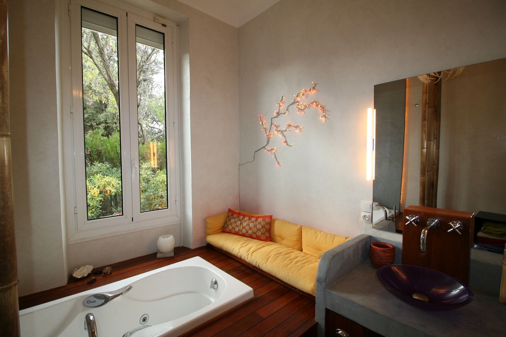 Salle de bain avec vue sur la verdure, LM Interieur Design LM Interieur Design Kamar Mandi Gaya Asia