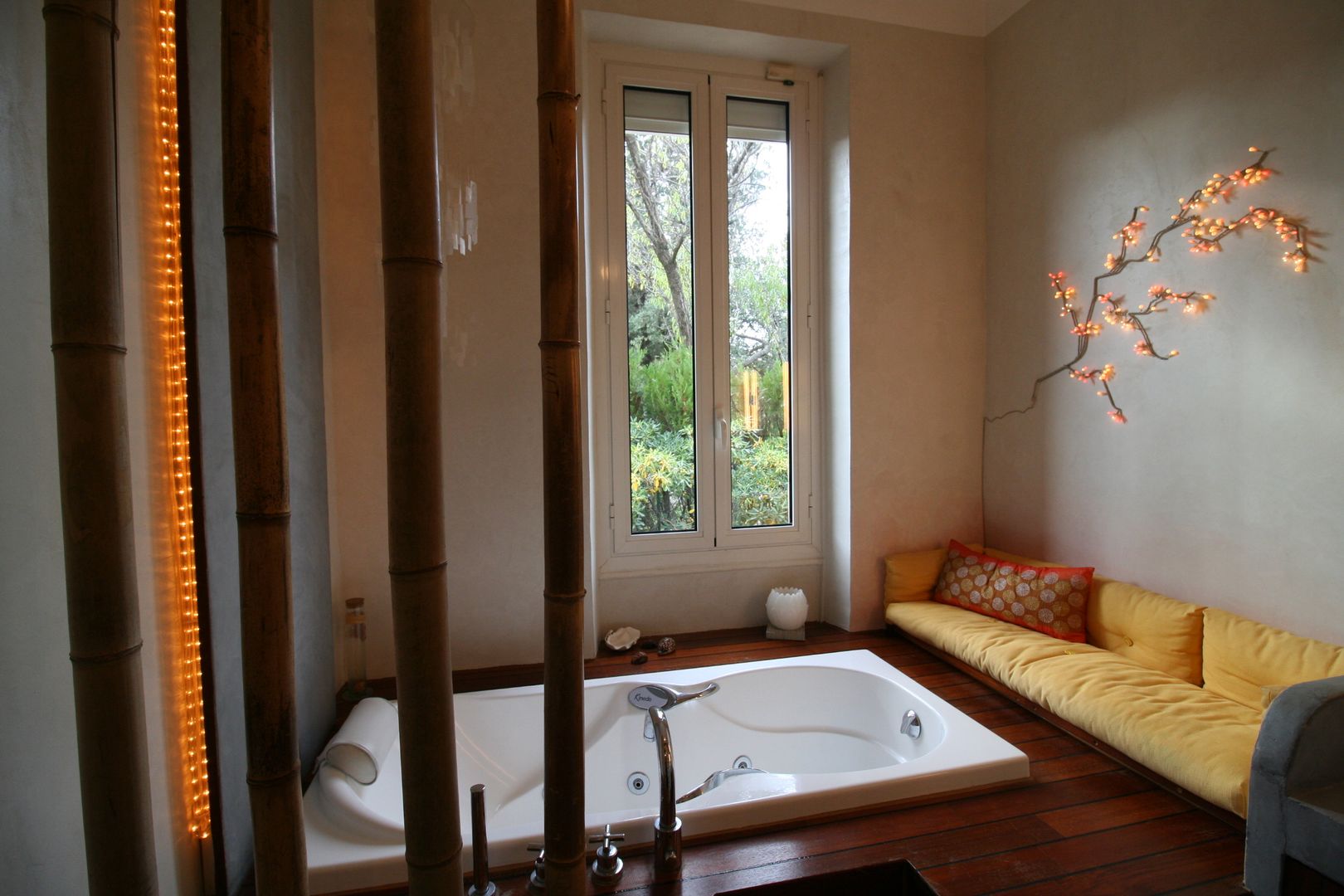 Salle de bain avec vue sur la verdure, LM Interieur Design LM Interieur Design Kamar Mandi Gaya Asia Bambu Green