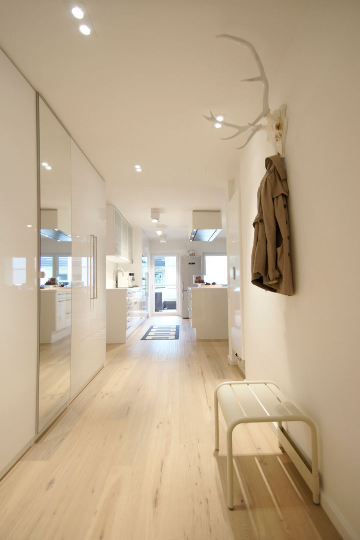 Wohnung K, Bettina Wittenberg Innenarchitektur -stylingroom- Bettina Wittenberg Innenarchitektur -stylingroom- الممر الحديث، المدخل و الدرج