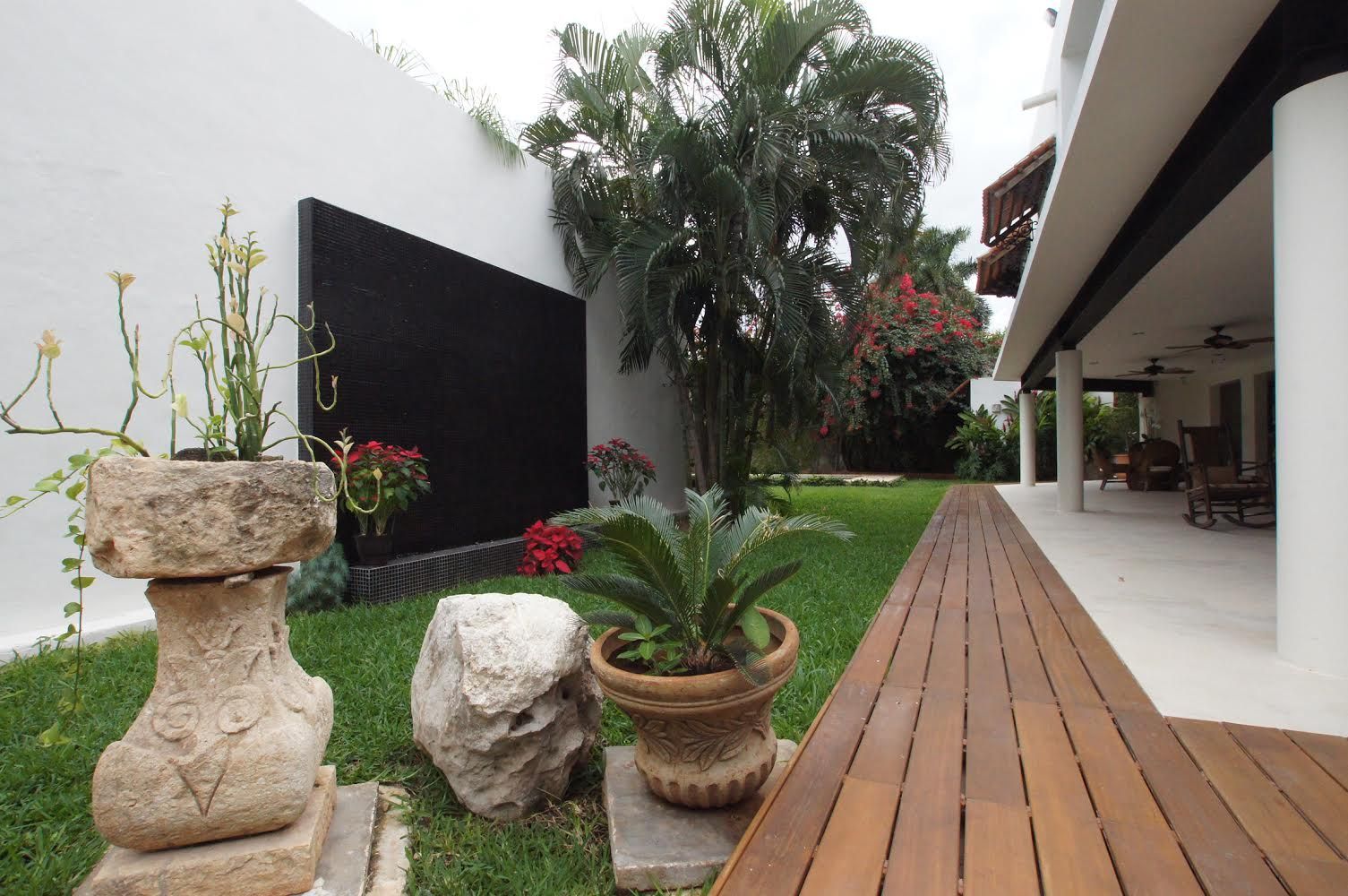 RESIDENCIA EN MÉRIDA, P-L, AIDA TRACONIS ARQUITECTOS EN MÉRIDA, YUCATÁN, MÉXICO AIDA TRACONIS ARQUITECTOS EN MÉRIDA, YUCATÁN, MÉXICO Modern Garden