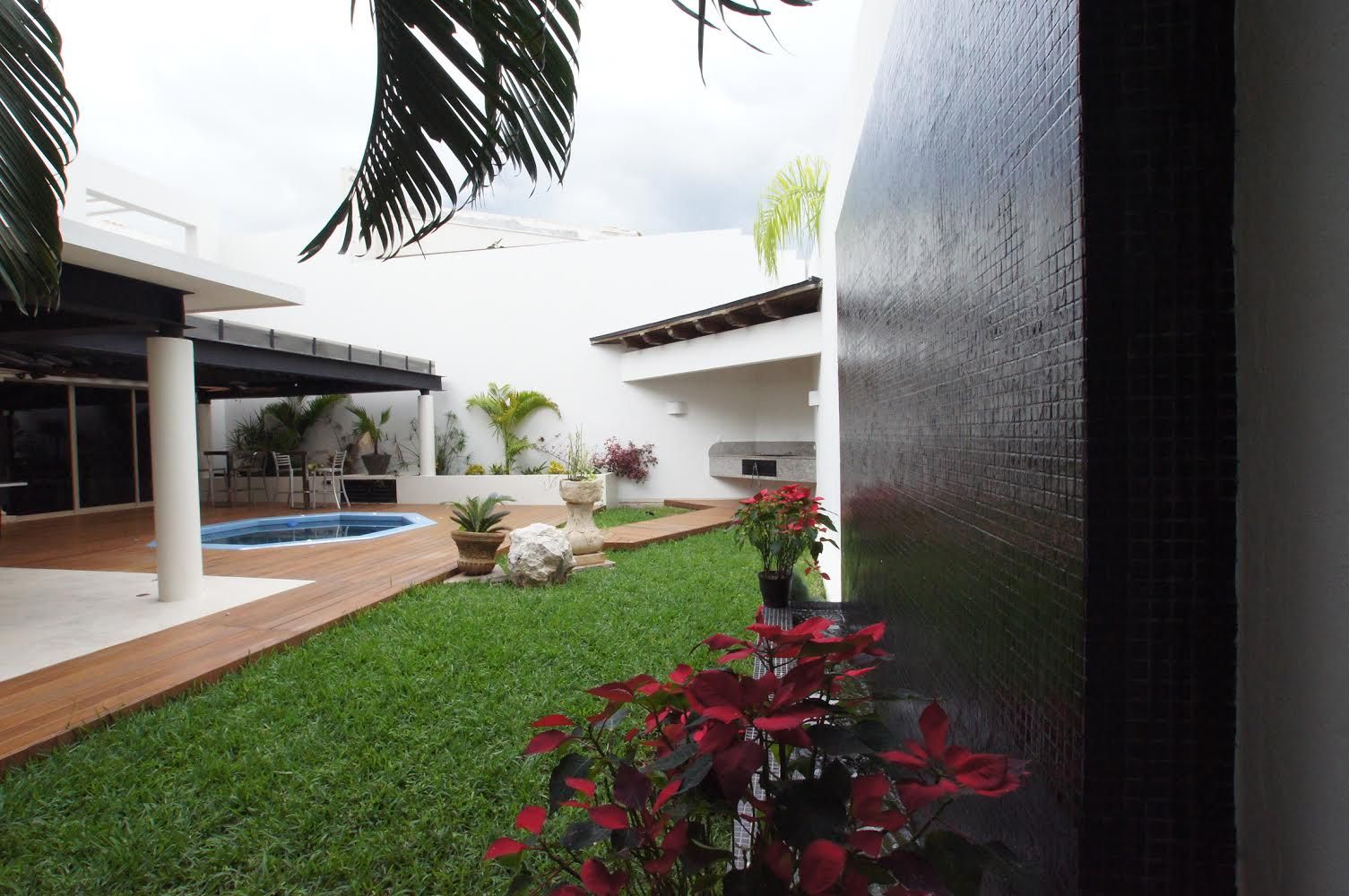 RESIDENCIA EN MÉRIDA, P-L, AIDA TRACONIS ARQUITECTOS EN MÉRIDA, YUCATÁN, MÉXICO AIDA TRACONIS ARQUITECTOS EN MÉRIDA, YUCATÁN, MÉXICO Vườn phong cách hiện đại