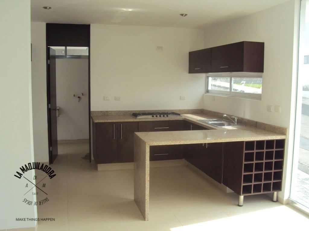 Conjunto Zen House, La Maquiladora / taller de ideas La Maquiladora / taller de ideas Kitchen