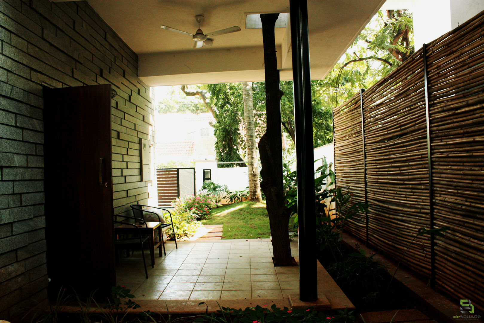 RESIDENCE FOR TALWAR, de square de square Rustic style balcony, veranda & terrace