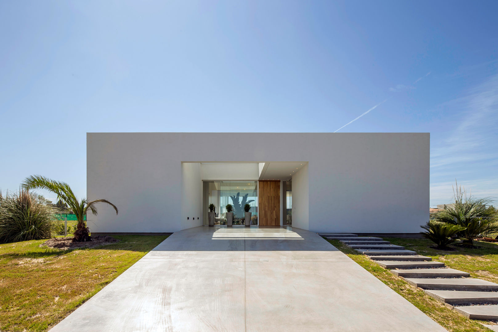 FACHADA SUR DE DÍA VISMARACORSI ARQUITECTOS Casas minimalistas