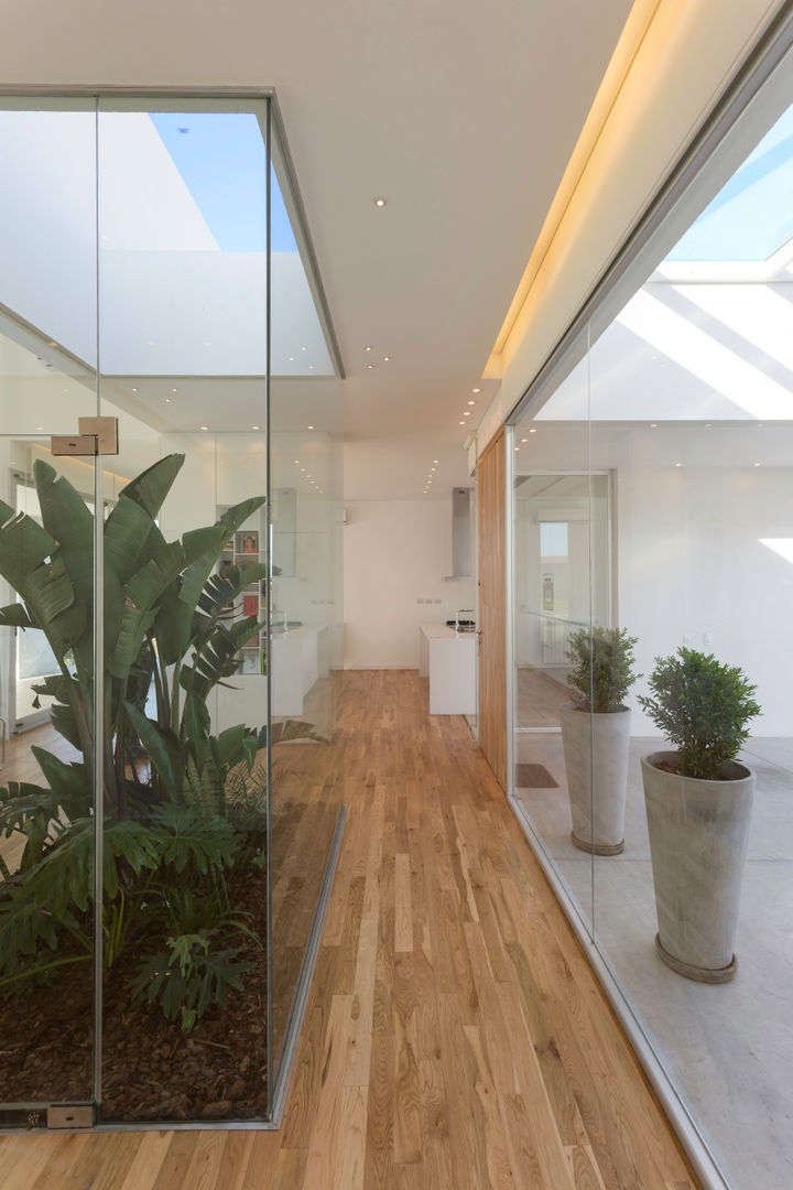 CASA VC - BARRIO SAN SEBASTIÁN- FUNES, VISMARACORSI ARQUITECTOS VISMARACORSI ARQUITECTOS Minimalist corridor, hallway & stairs