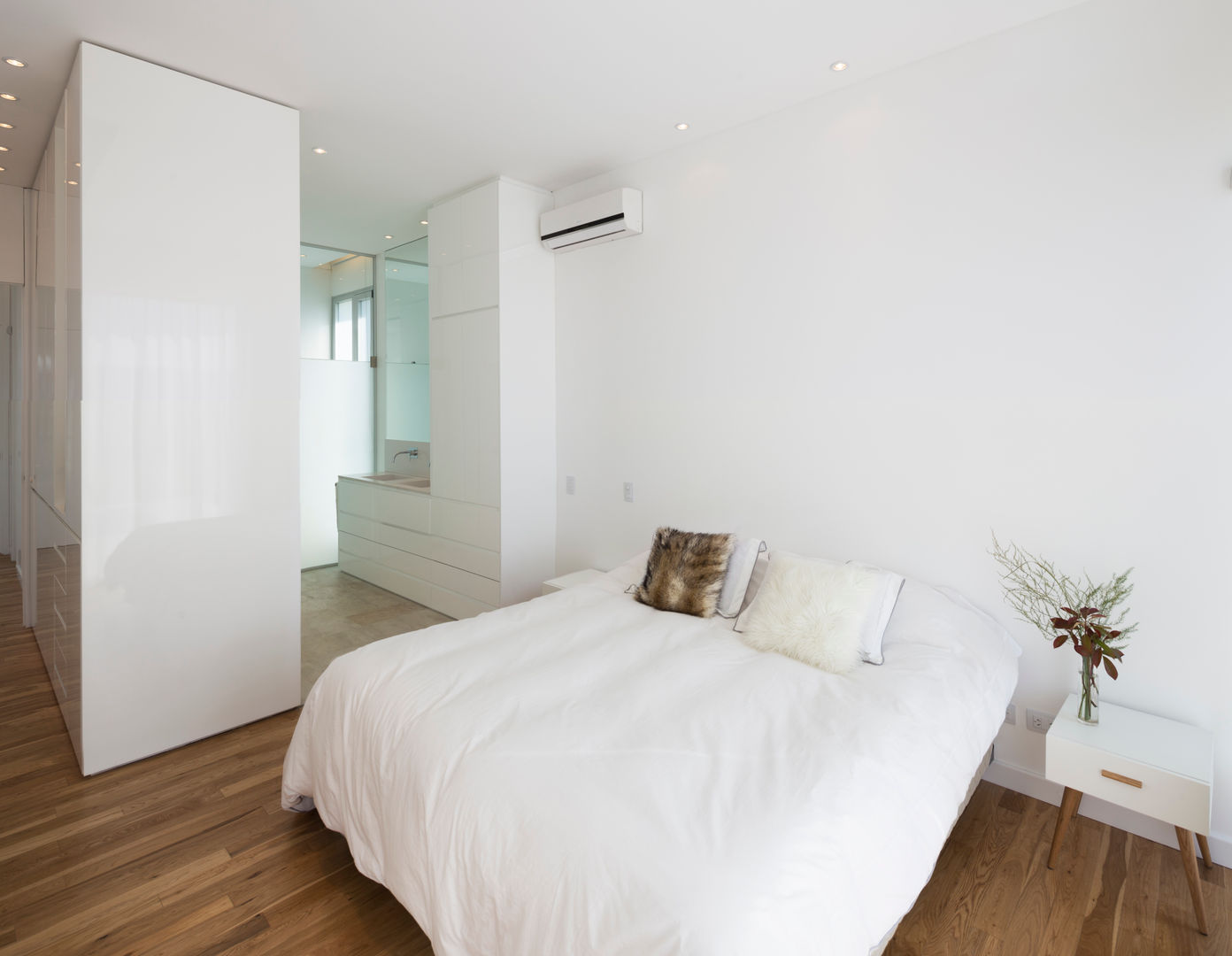 CASA VC - BARRIO SAN SEBASTIÁN- FUNES, VISMARACORSI ARQUITECTOS VISMARACORSI ARQUITECTOS Minimalist bedroom