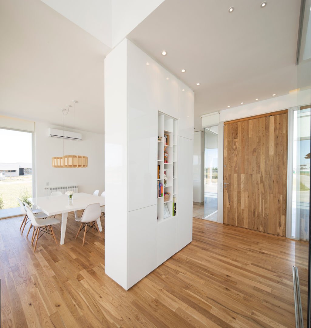 CASA VC - BARRIO SAN SEBASTIÁN- FUNES, VISMARACORSI ARQUITECTOS VISMARACORSI ARQUITECTOS Minimalist corridor, hallway & stairs