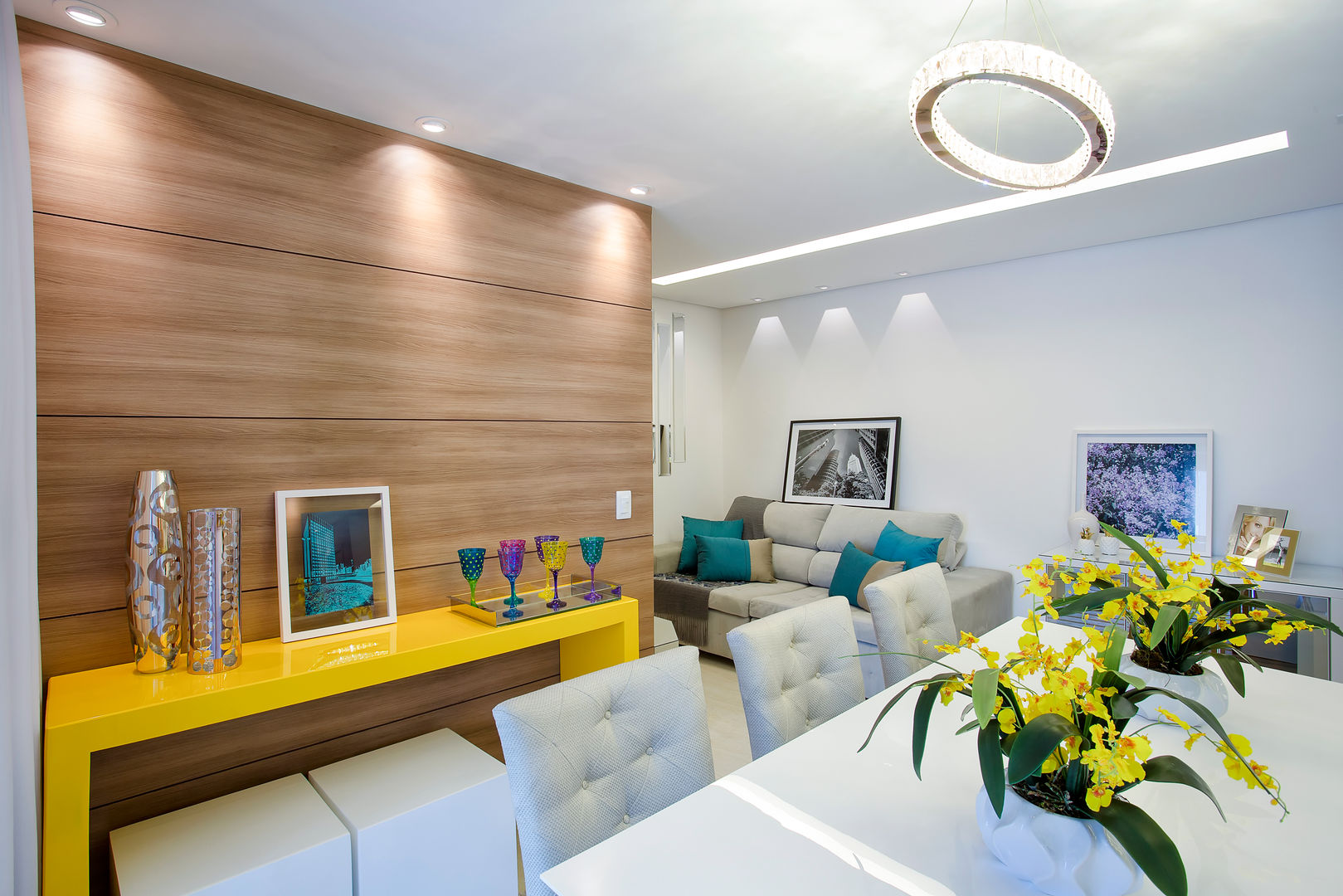 Apartamento - Casal Jovem e Bebê, Vanda Carobrezzi - Design de Interiores Vanda Carobrezzi - Design de Interiores Ruang Makan Modern Kayu Buatan Transparent