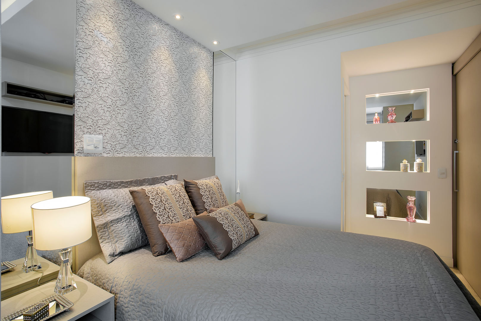 Apartamento - Casal Jovem e Bebê, Vanda Carobrezzi - Design de Interiores Vanda Carobrezzi - Design de Interiores Phòng ngủ phong cách hiện đại Gỗ thiết kế Transparent