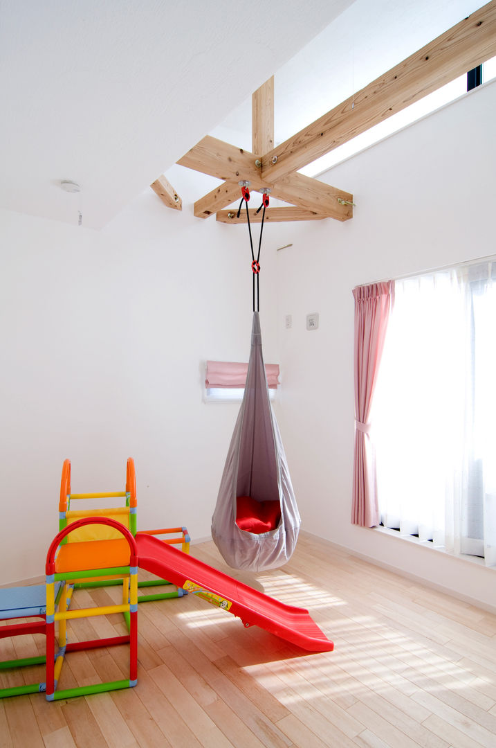 吹抜け螺旋階段の家, USMORE - アスモア（遊友建築工房） USMORE - アスモア（遊友建築工房） Dormitorios infantiles modernos: