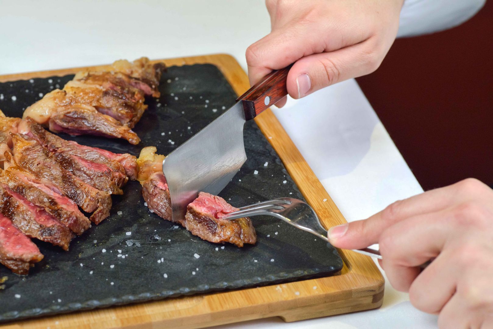 El nuevo cuchillo para carne diseño exclusivo de Klimer Klimer Cocinas de estilo rústico Hierro/Acero Acabado en madera Vasos, cubiertos y vajilla