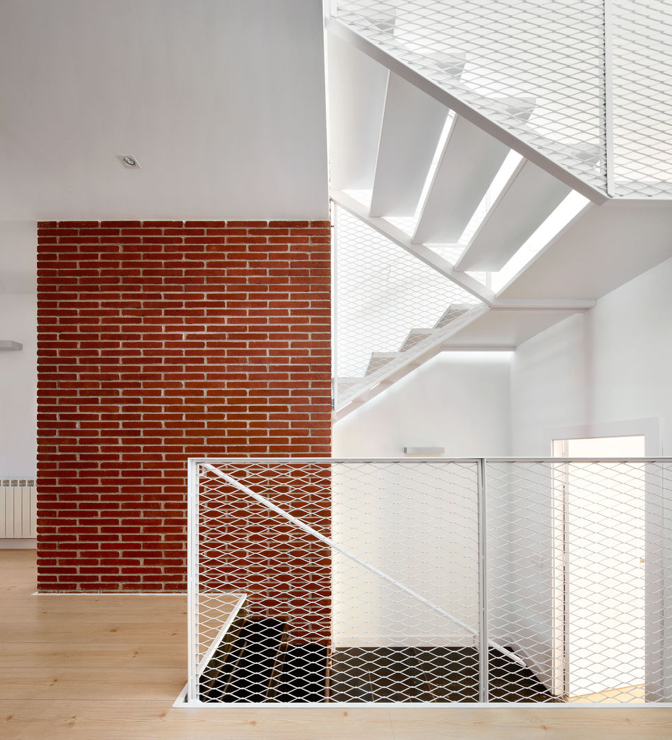 Una Reforma dejada a medias se convirtió en un Hogar Moderno, Vallribera Arquitectes Vallribera Arquitectes Minimalist corridor, hallway & stairs