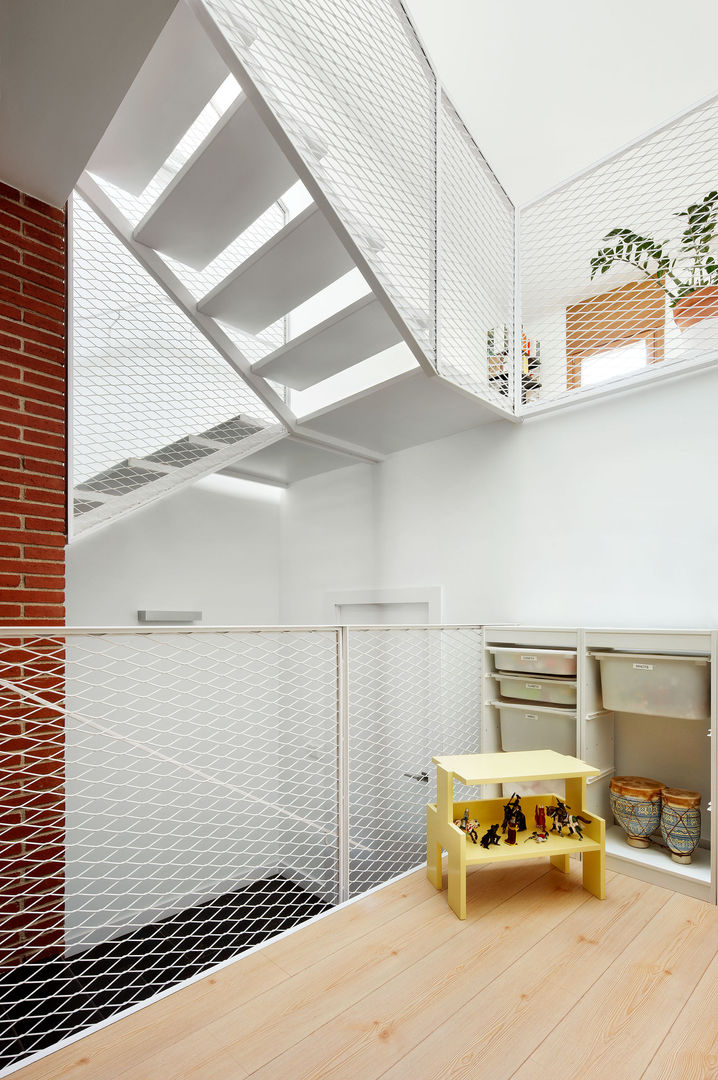 Una Reforma dejada a medias se convirtió en un Hogar Moderno, Vallribera Arquitectes Vallribera Arquitectes Pasillos, vestíbulos y escaleras de estilo minimalista