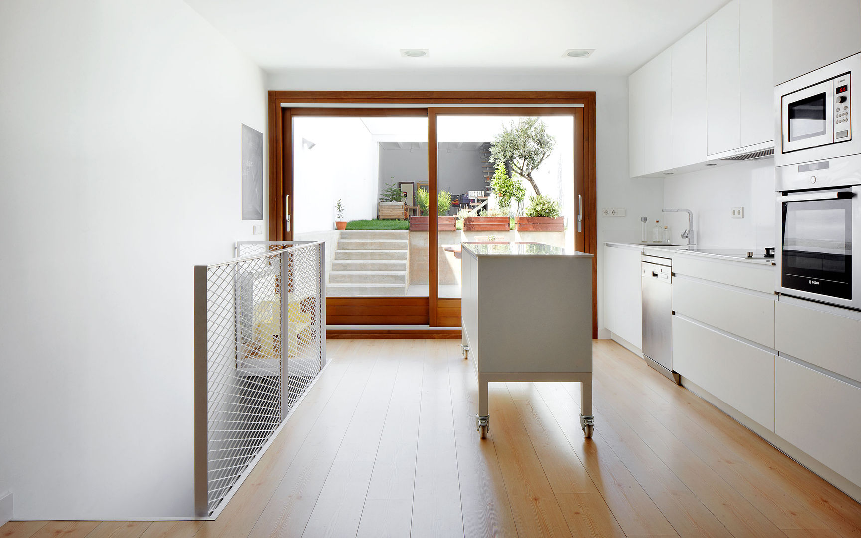 Una Reforma dejada a medias se convirtió en un Hogar Moderno, Vallribera Arquitectes Vallribera Arquitectes Minimalist Mutfak