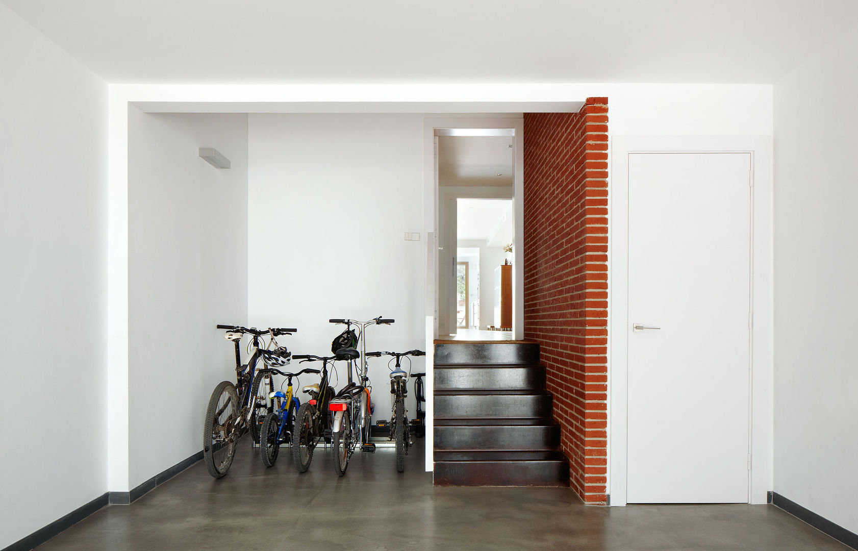 Una Reforma dejada a medias se convirtió en un Hogar Moderno, Vallribera Arquitectes Vallribera Arquitectes minimalist garage/shed