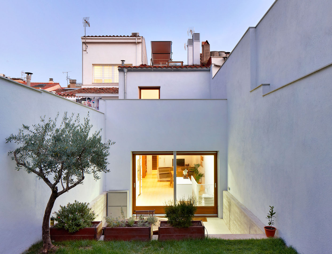 Una Reforma dejada a medias se convirtió en un Hogar Moderno, Vallribera Arquitectes Vallribera Arquitectes Minimalistische huizen