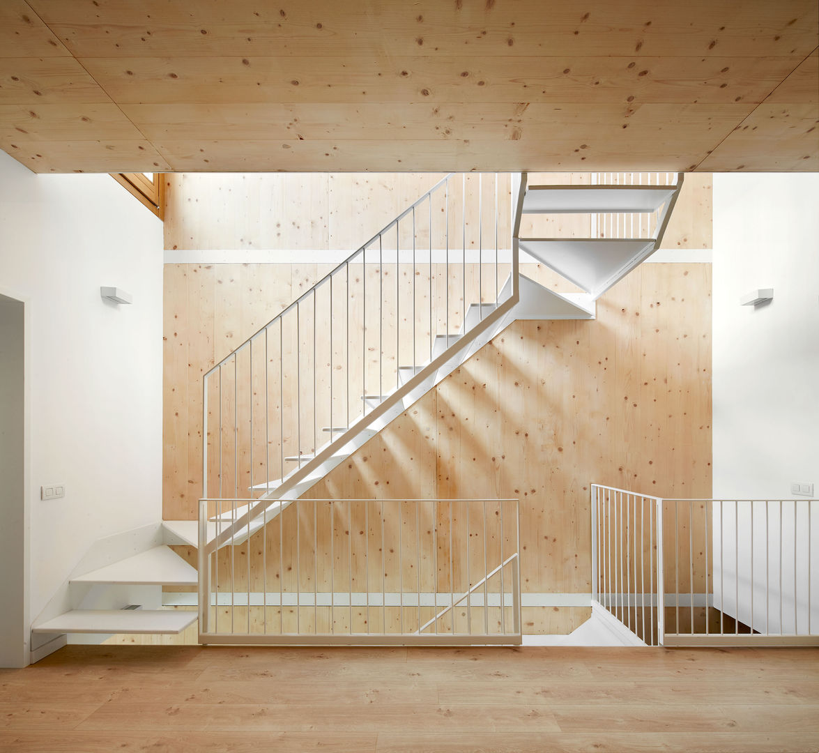 59RUT New house between dividing walls in the centre of Terrassa, Vallribera Arquitectes Vallribera Arquitectes Minimalist corridor, hallway & stairs